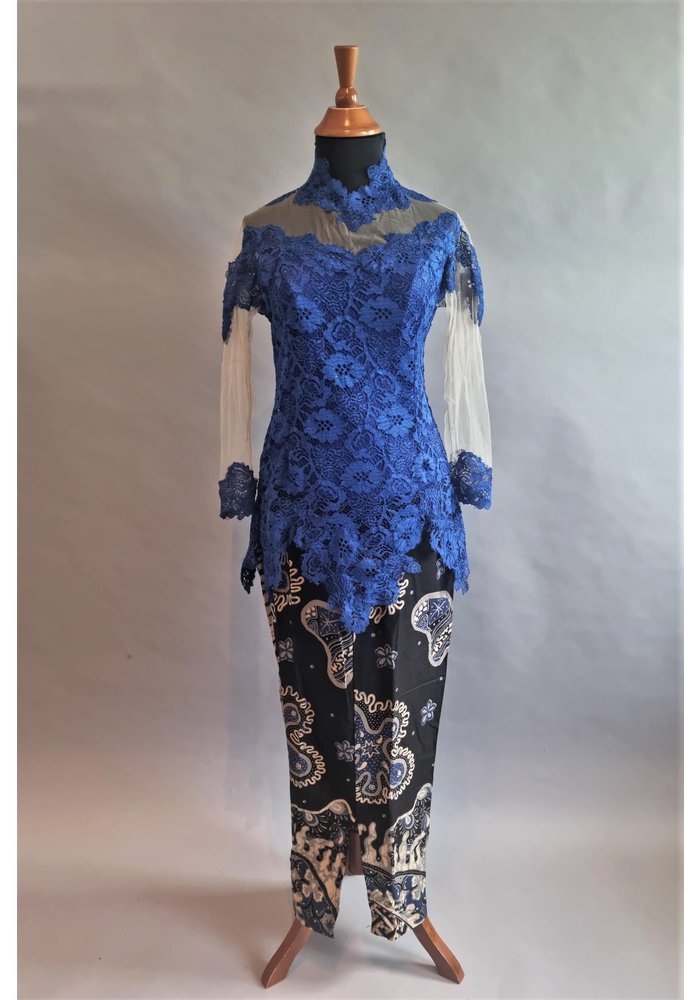 Kebaya modern midnite blauw met bijpassende sarong