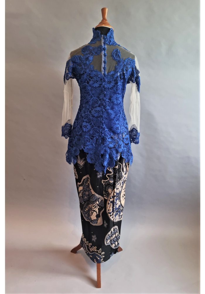 Kebaya modern midnite blauw met bijpassende sarong