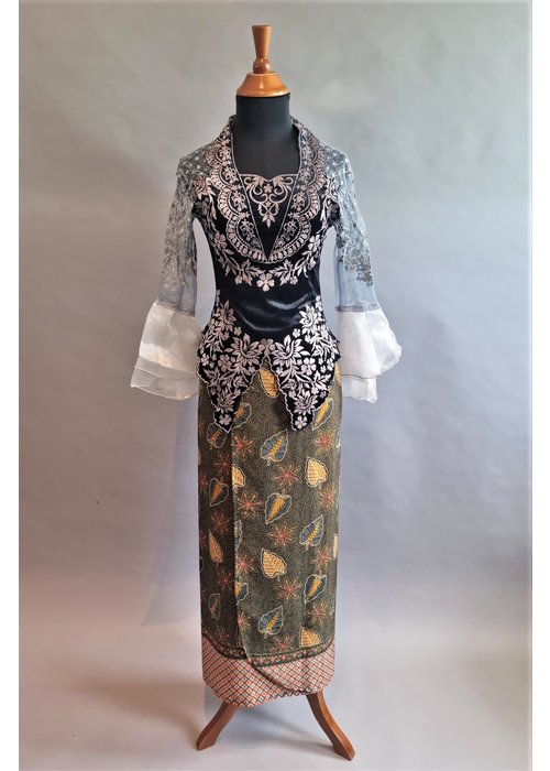 Kebaya trendy met bijpassende wikkel rok
