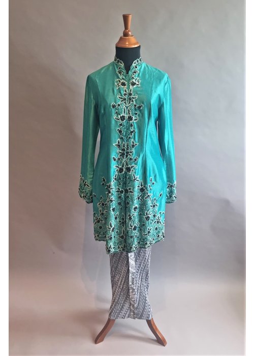 Kebaya elegant turquoise met bijpassende rok plisse