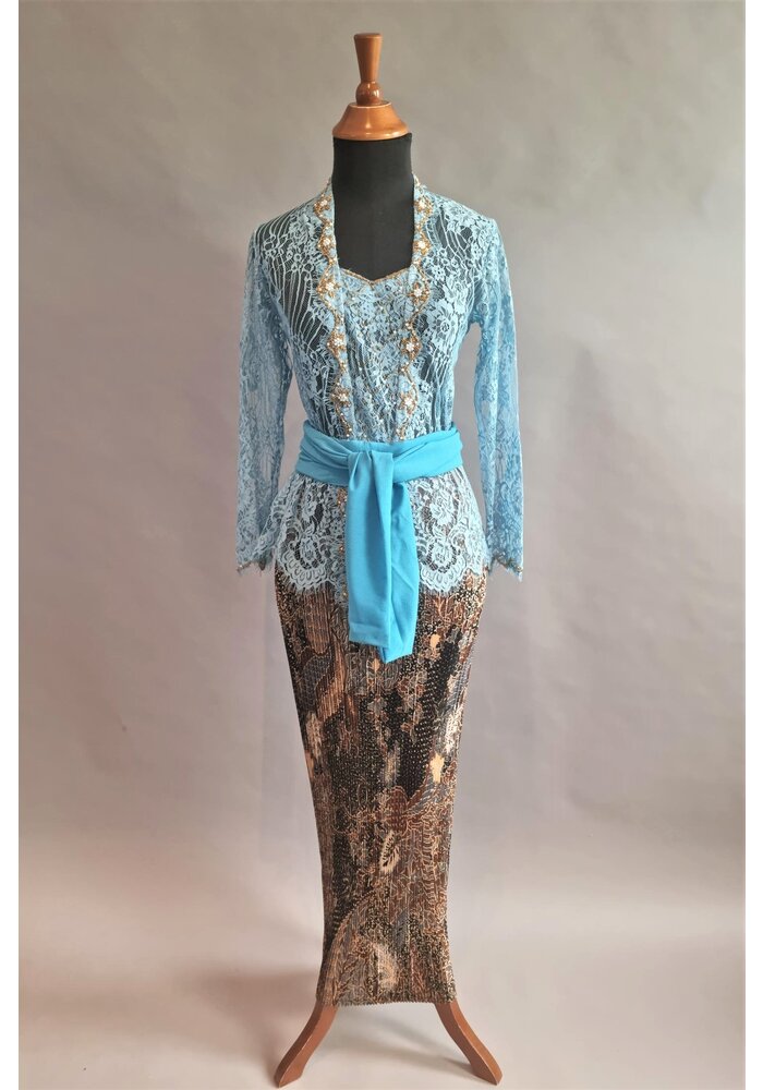 Kebaya kutubaru blauw met bijpassende rok plissé en selendang