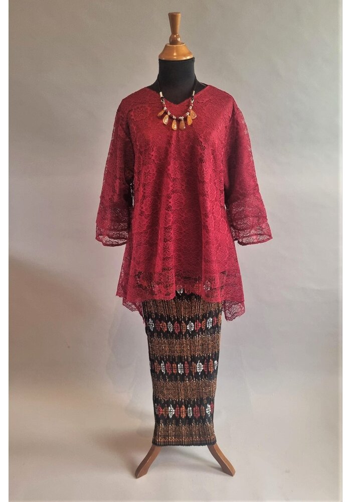Kebaya modern maroon met bijpassende rok plisse