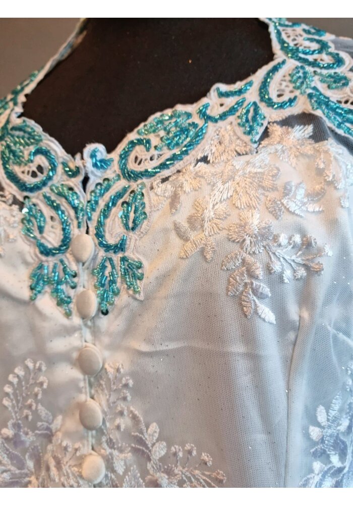 Bruidskebaya modern wit met bijpassende rok plissé