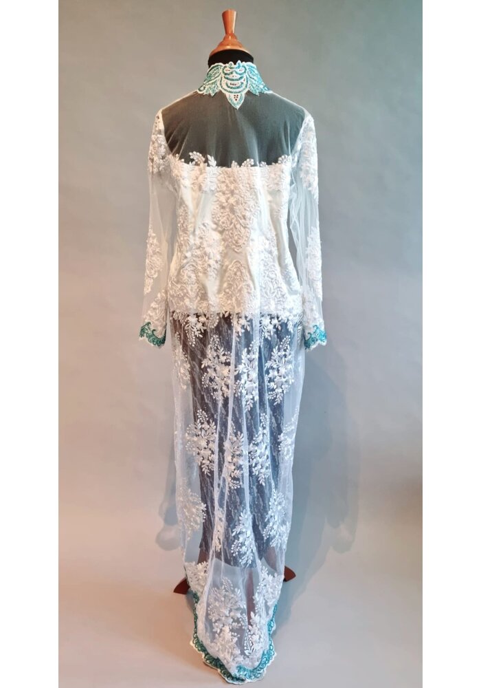 Bruidskebaya modern wit met bijpassende rok plissé