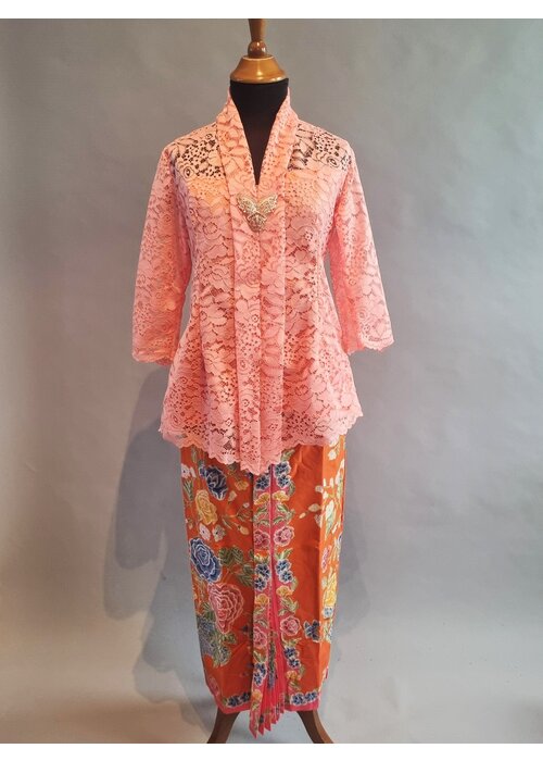 Kebaya zalm 3/4 mouw met bijpassende sarong