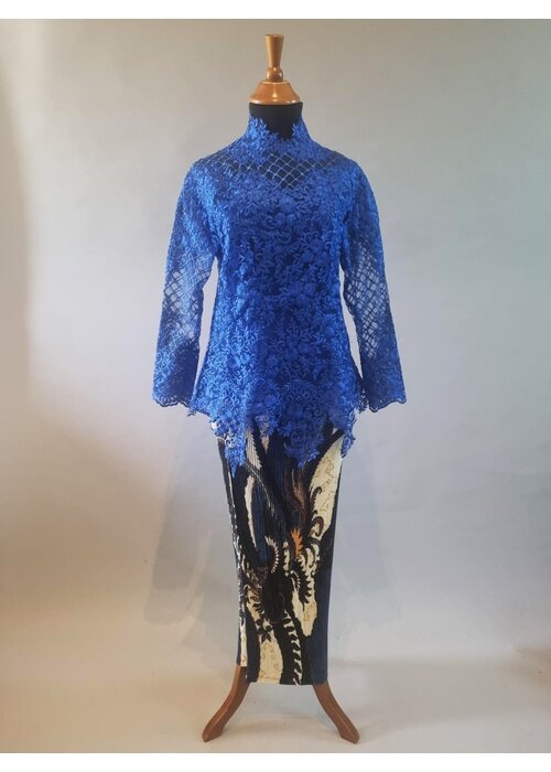 Kebaya modern electric blue met bijpassende rok plisse