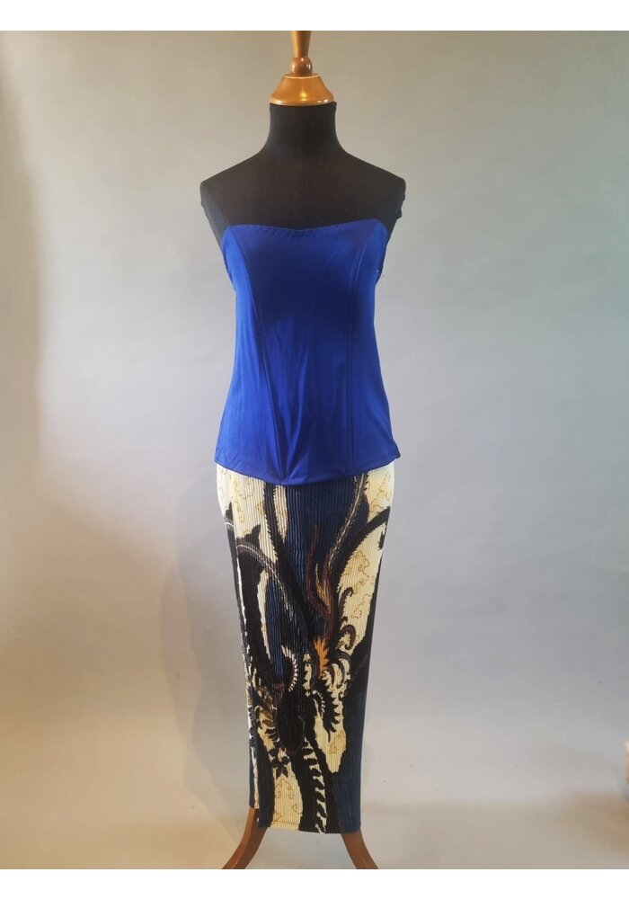 Kebaya modern electric blue met bijpassende rok plisse