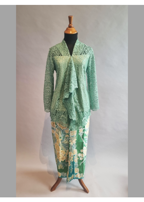 Kebaya sage groen met bijpassende sarong