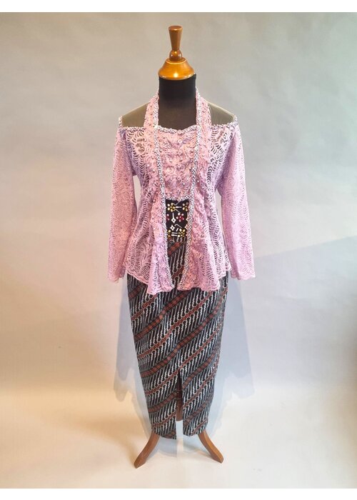 Kebaya elegant lavender met bijpassende sarong en batik riem