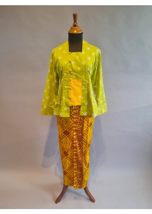 Kebaya kutubaru jumputan met bijpassende sarong