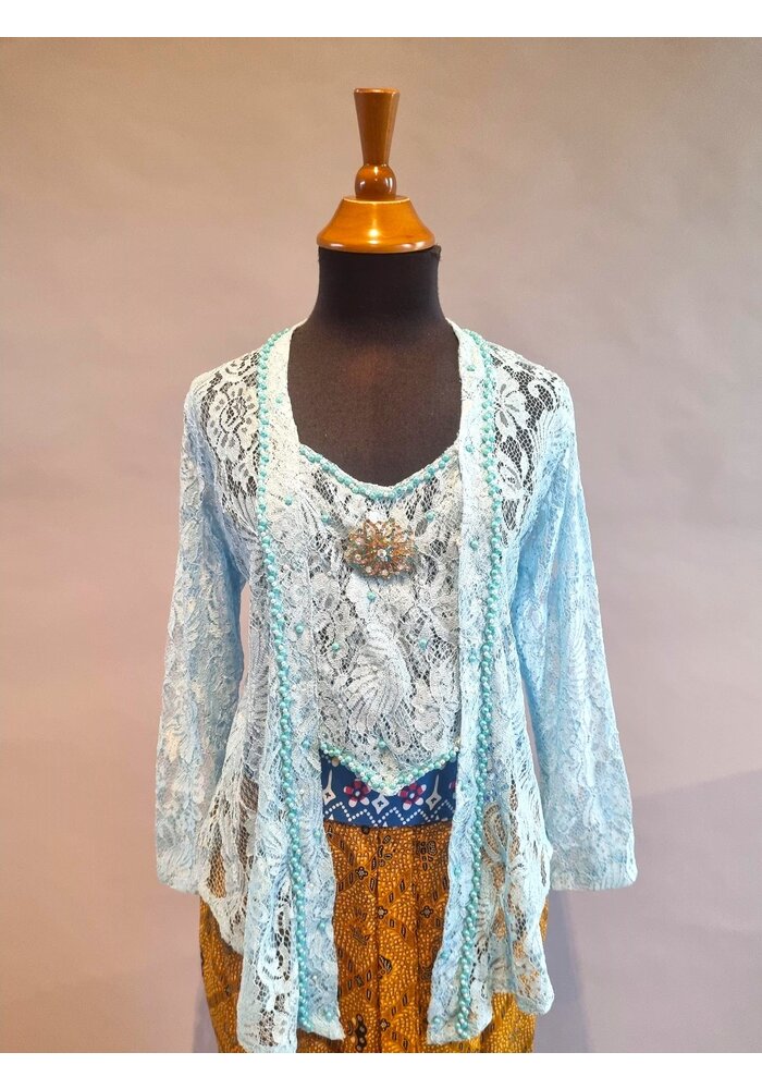 Kebaya elegant lichtblauw met bijpassende sarong en batik riem