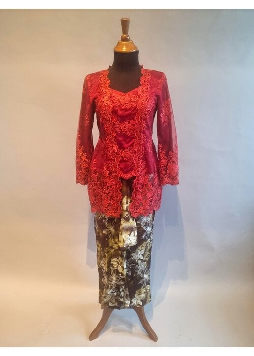 Kebaya elegant rood met bijpassende sarong