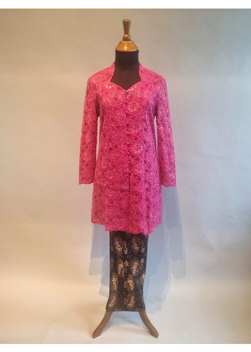 Kebaya fuchsia met bijpassende rok plissé