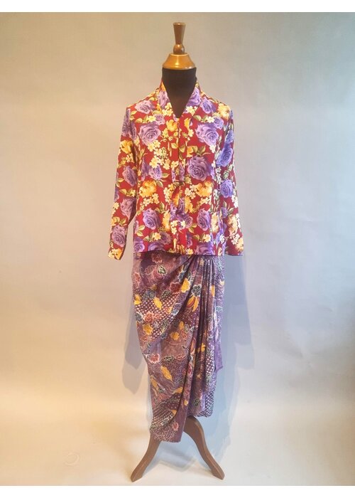 Kebaya kartini floral met bijpassende wikkel sarong