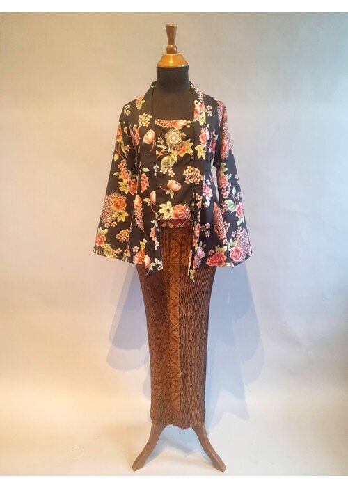Kebaya kutubaru floral met bijpassende rok plissé en batik riem