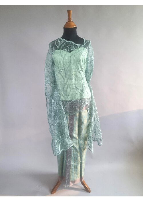 Kebaya cape sage green met bijpassende sarong