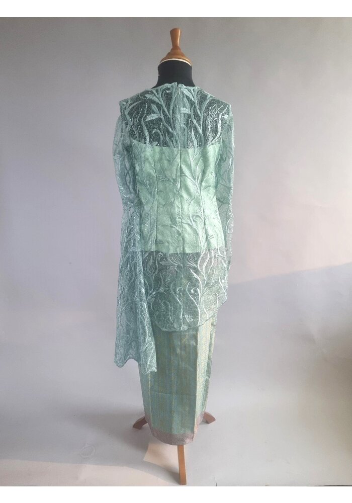 Kebaya cape sage green met bijpassende sarong