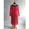 Kebaya elegant burgundy met bijpassende sarong songket