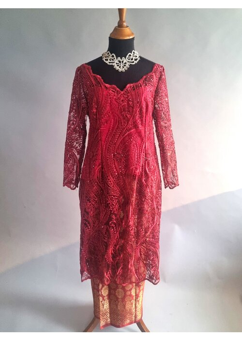 Kebaya elegant burgundy met bijpassende sarong
