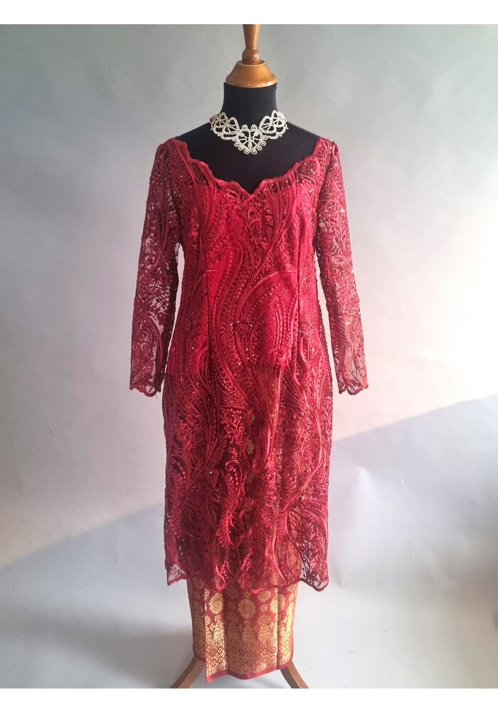 Kebaya elegant burgundy met bijpassende sarong