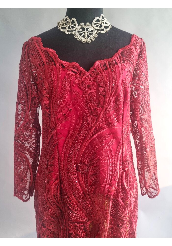Kebaya elegant burgundy met bijpassende sarong