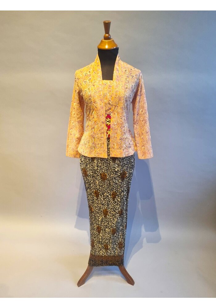 Kebaya klassiek met bijpassende batik riem en rok plissé