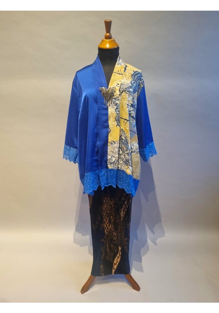 Kebaya koningsblauw met bijpassende rok plissé