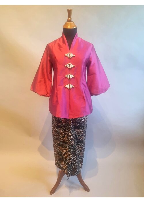 Kebaya elegant fuchsia met bijpassende sarong