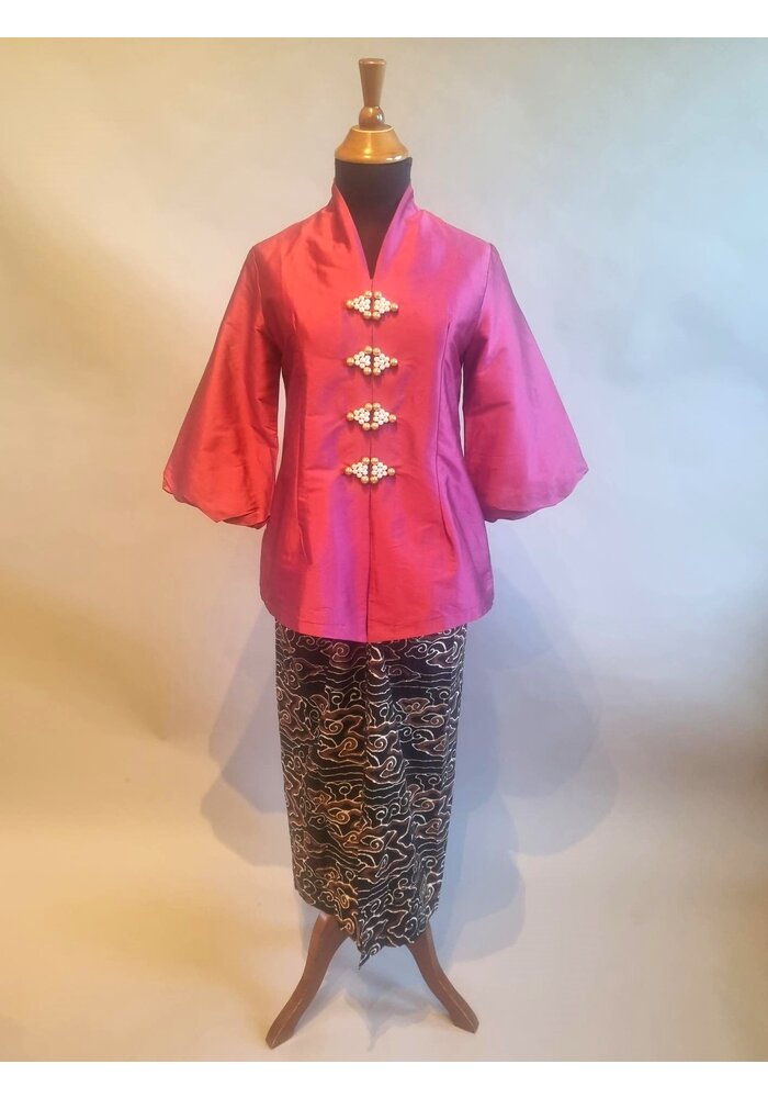 Kebaya elegant fuchsia met bijpassende sarong