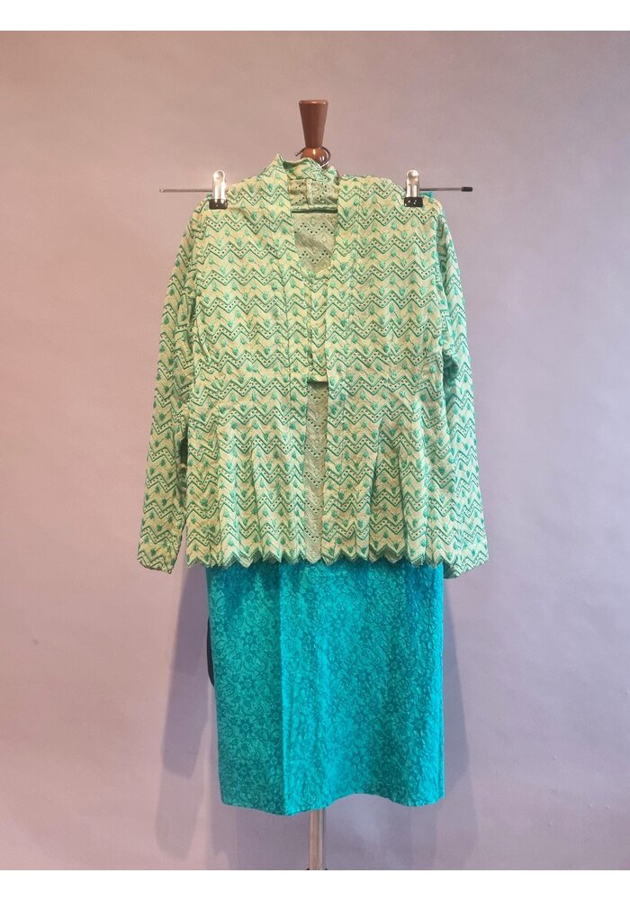 Kinder kebaya muntgroen met bijpassende wikkel sarong