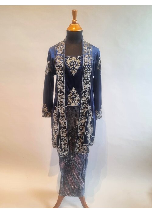 Kebaya velvet blauw met bijpassende rok plisse