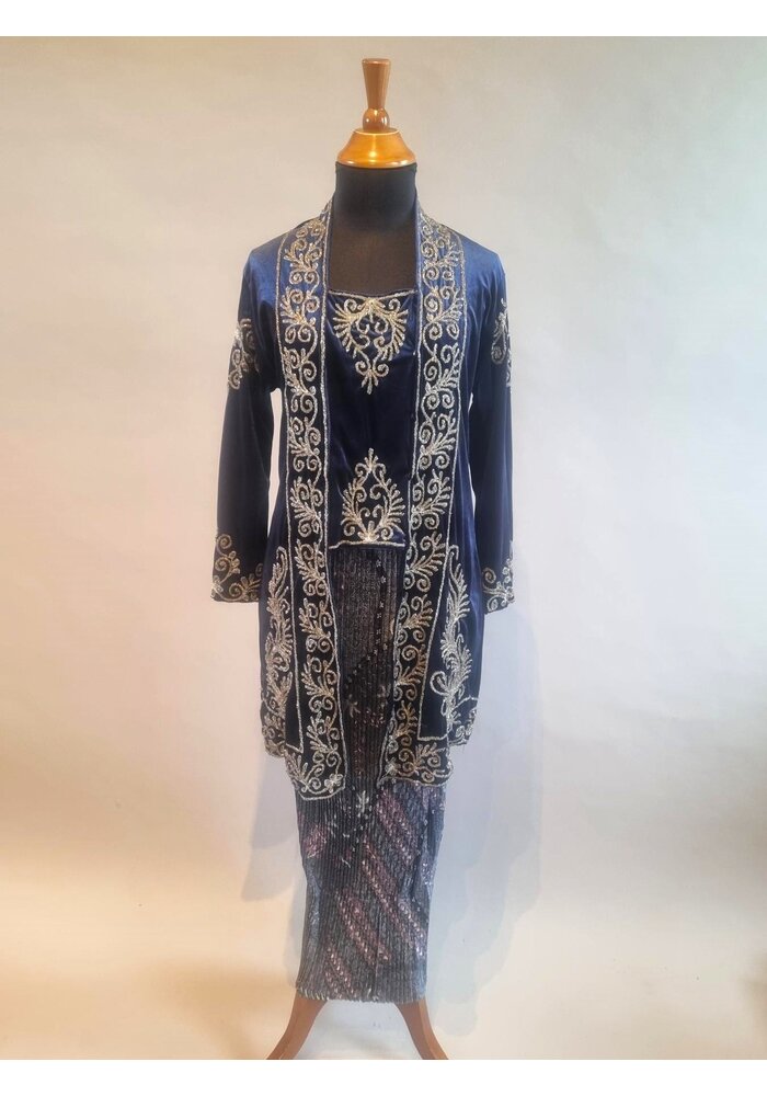Kebaya fluweel blauw met bijpassende rok plisse