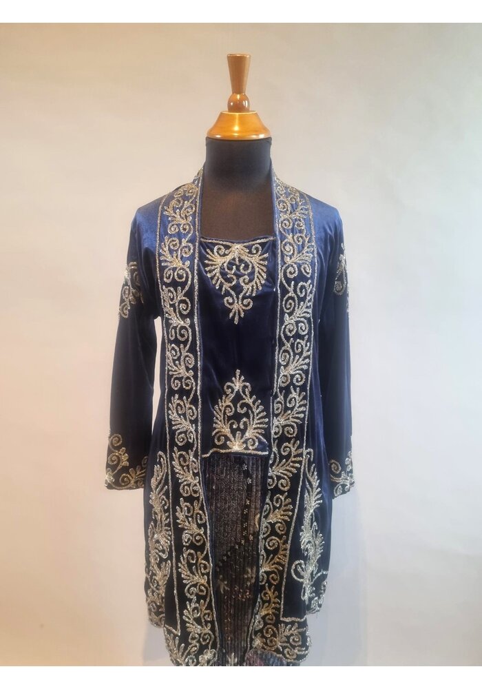 Kebaya fluweel blauw met bijpassende rok plisse