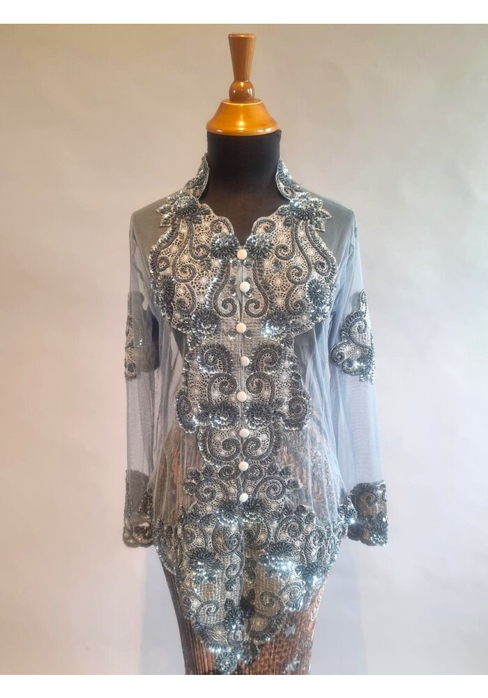 Kebaya glamour grijs met bijpassende rok plisse