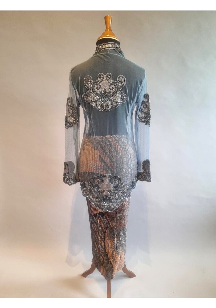 Kebaya glamour grijs met bijpassende rok plisse