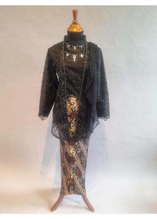 Kebaya trendy zwart met bijpassende rok plissé