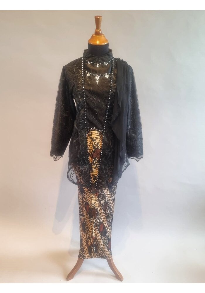 Kebaya trendy zwart met bijpassende rok plissé