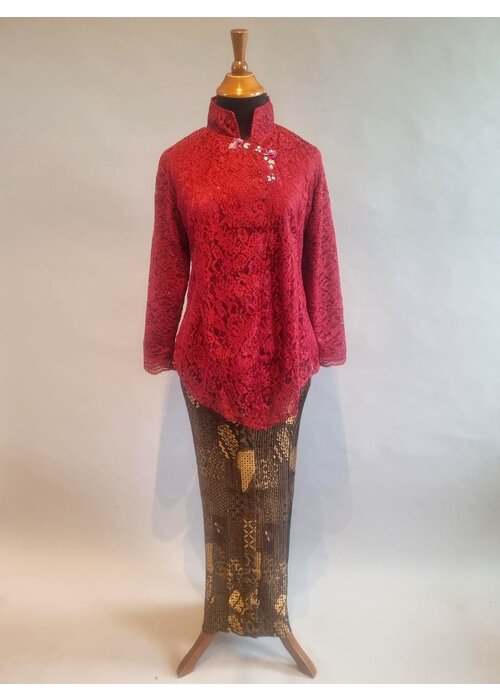 Kebaya kretek bordeaux met bijpassende rok plisse