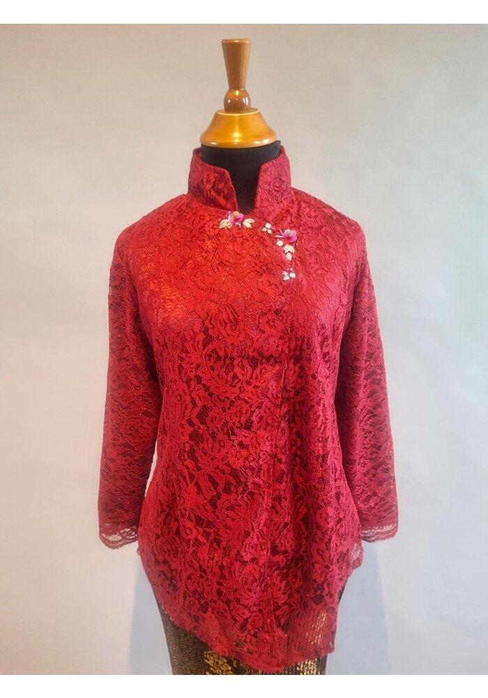 Kebaya kretek bordeaux met bijpassende rok plisse