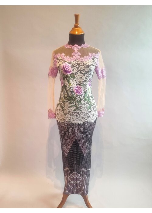 Kebaya modern lavendel met bijpassende rok plisse