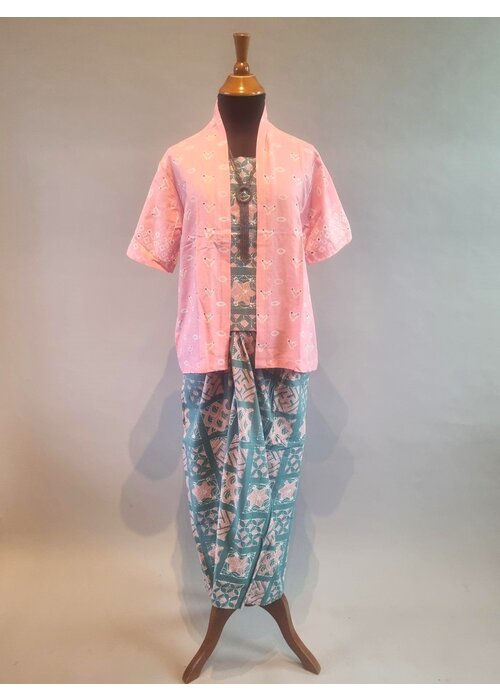 Kebaya roze korte mouw met bijpassende sarong