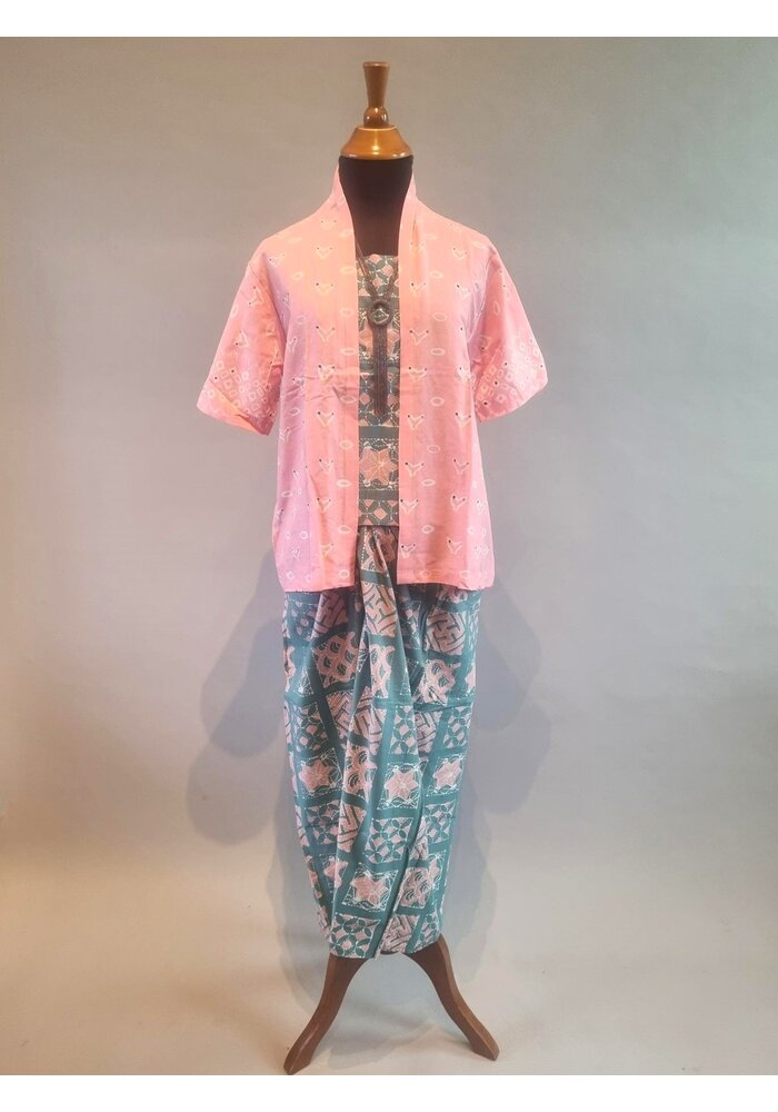 Kebaya roze korte mouw met bijpassende sarong