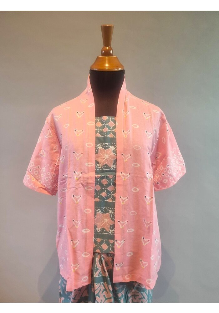 Kebaya roze korte mouw met bijpassende sarong