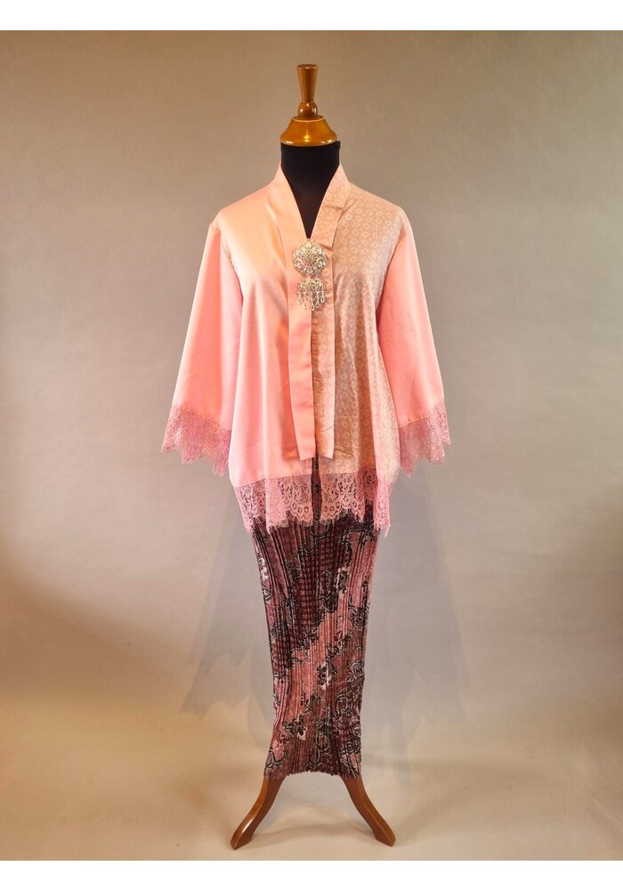 Kebaya casual roze met bijpassende rok plissé