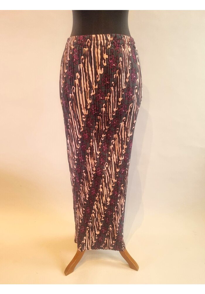 Kebaya fluweel oudroze met bijpassende rok plissé