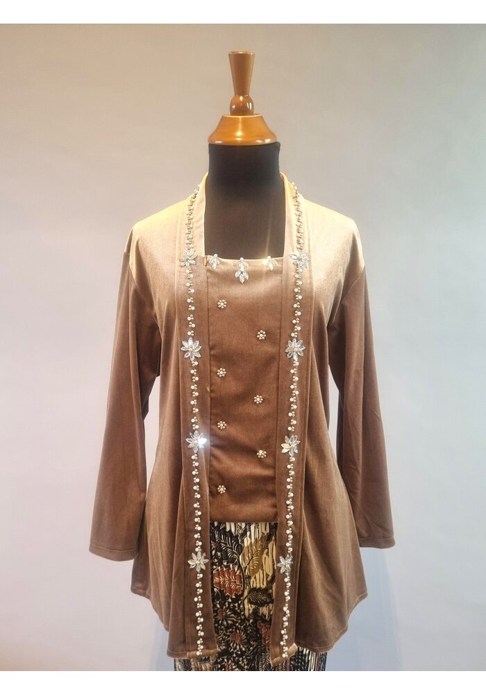 Kebaya fluweel mokka met bijpassende rok plissé