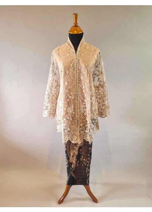 Kebaya elegant beige met bijpassende rok plisse