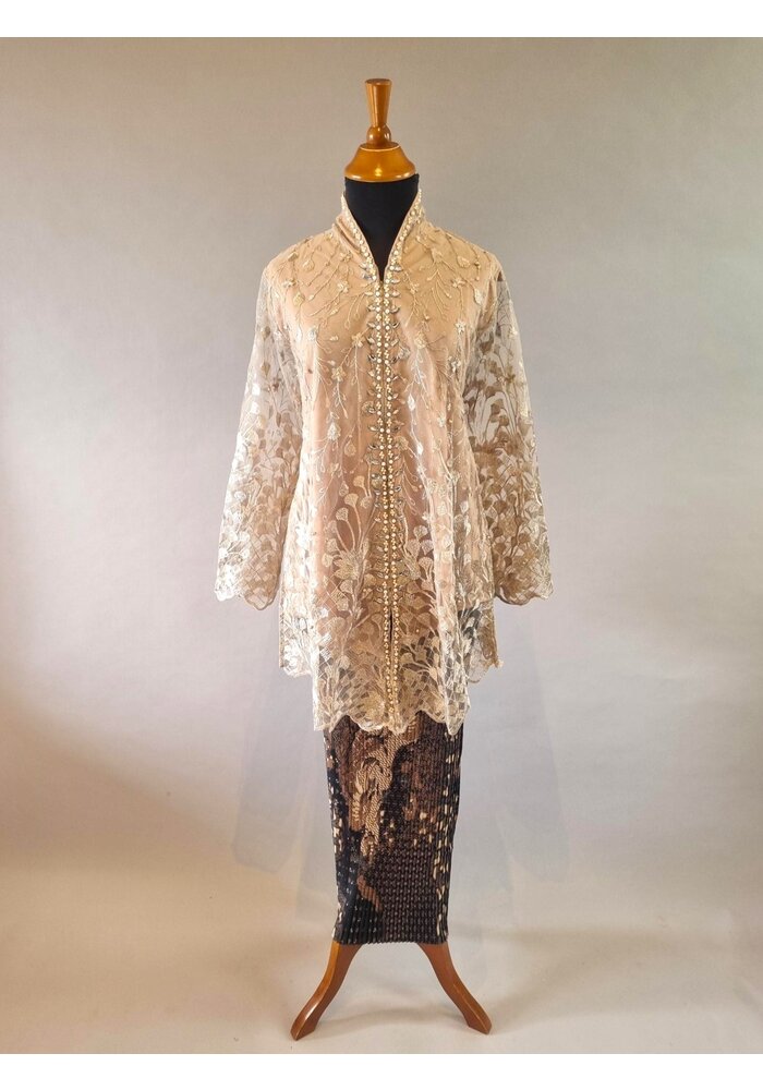 Kebaya elegant beige met bijpassende rok plisse