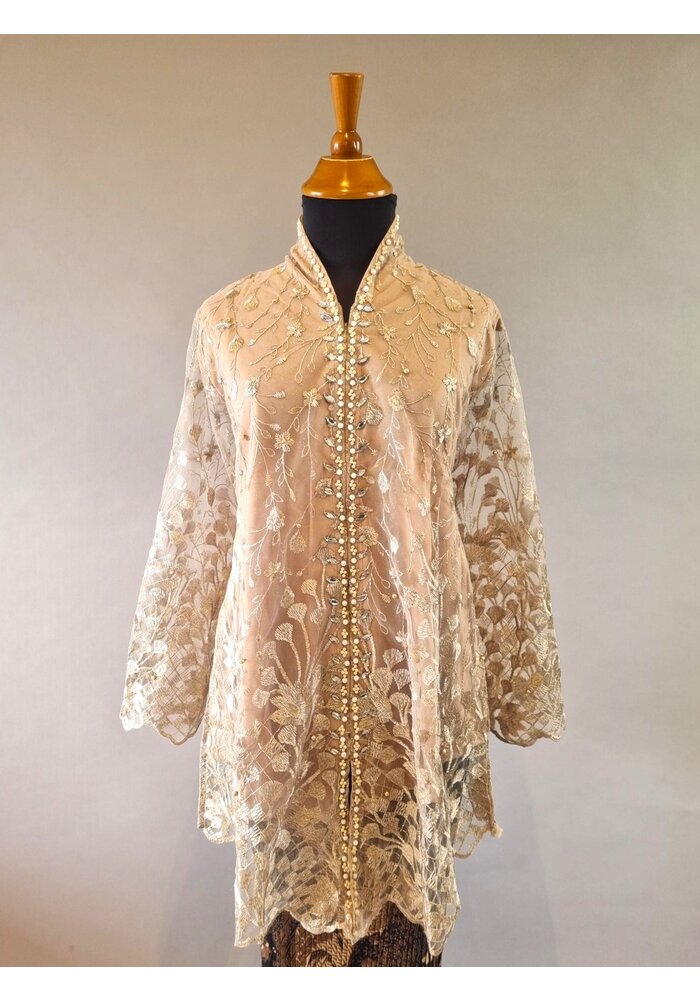 Kebaya elegant beige met bijpassende rok plisse