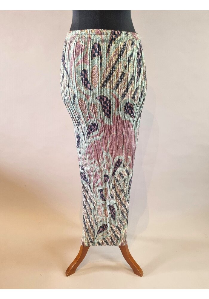 Kebaya elegant oudroze met bijpassende rok plisse